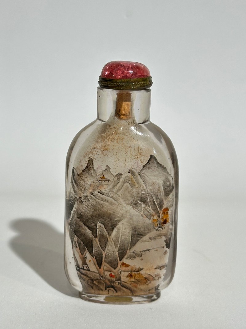 周樂元作 玻璃内畫⌈山水⌋鼻煙壺 一八八八年 | AN INSIDE PAINTED GLASS 'LANDSCAPE' SNUFF BOTTLE - 图7