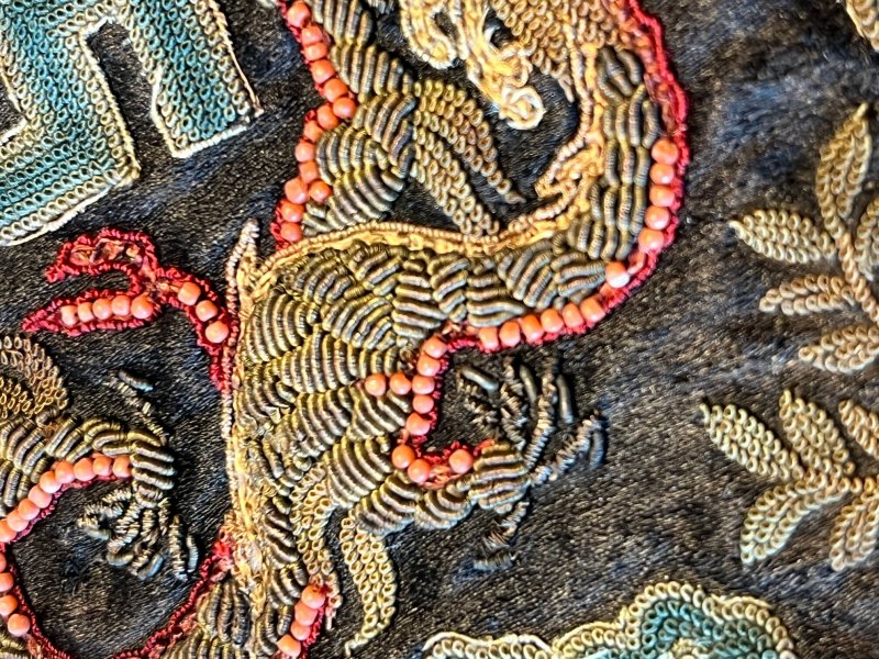 約一九一四年 民國三年大總統祭服十二章繡團成對 | A PAIR OF MIDNIGHT-BLUE-GROUND EMBROIDERED PRESIDENT'S ROUNDELS WITH TWELVE SYMBOLS OF SOVEREIGNTY - 图13