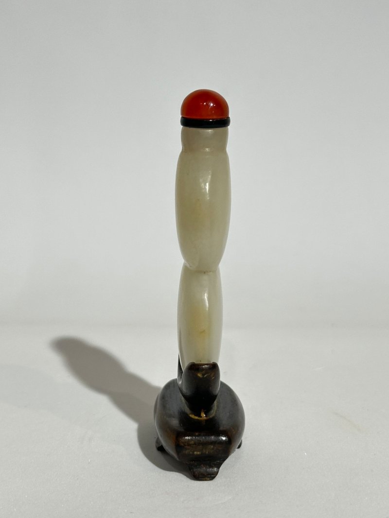 清十九世紀 白玉褐沁葫蘆形鼻煙壺 及座 | A WHITE JADE 'DOUBLE GOURD' SNUFF BOTTLE WITH PALE RUSSET INCLUSIONS - 图7
