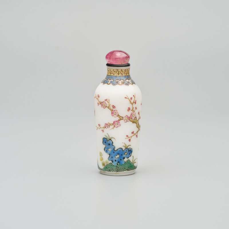 清1767-1799 北京宮廷作坊 涅白玻璃胎畫琺瑯梅花紋鼻煙壺 ⌈古月軒⌋紅料楷書款 及盒 | A FAMILLE ROSE ENAMELLED WHITE GLASS 'PLUM BLOSSOMS' SNUFF BOTTLE - 图12