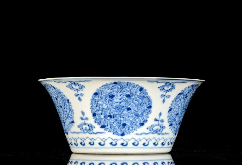 清代 青花团花纹马蹄碗（一对） - 图3