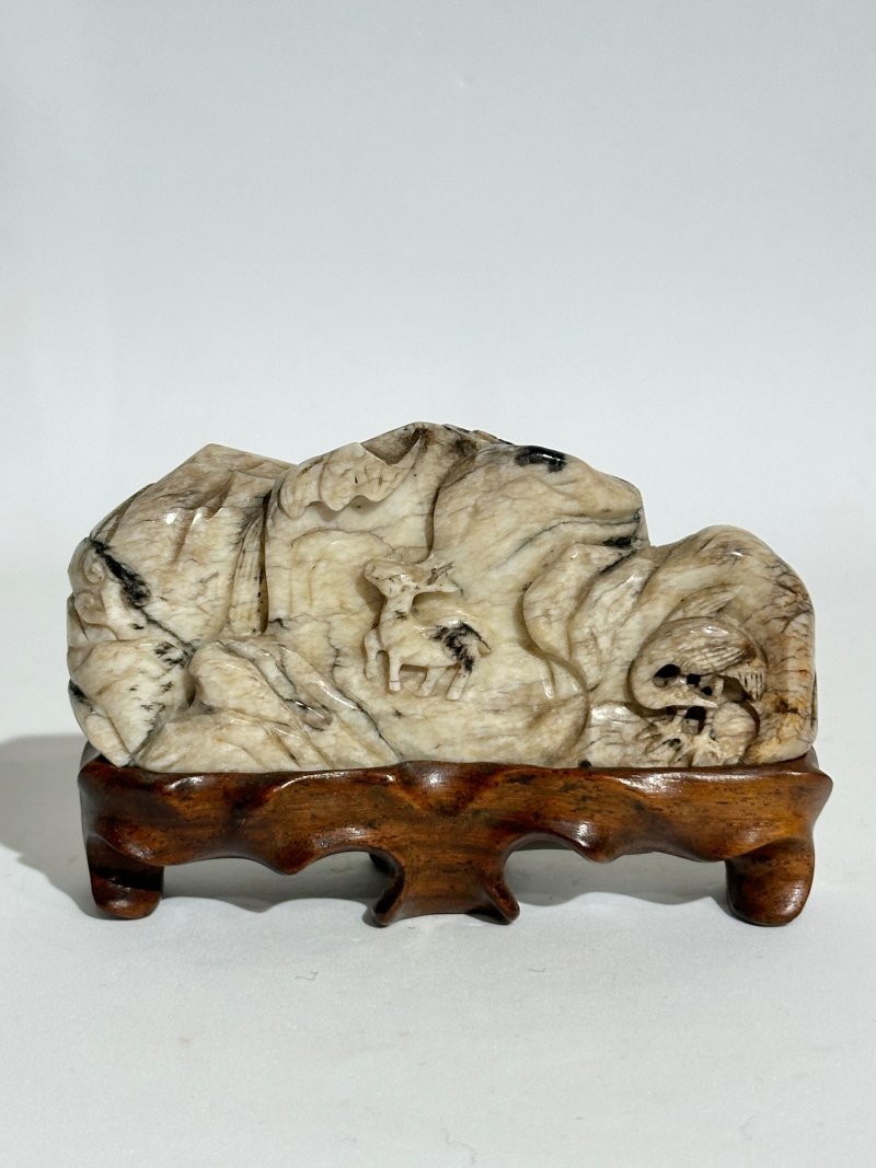 明 灰白玉帶沁⌈六合同春⌋筆擱 及座 | A GREY JADE 'LONGEVITY' BRUSH REST WITH DARK INCLUSION - 图11