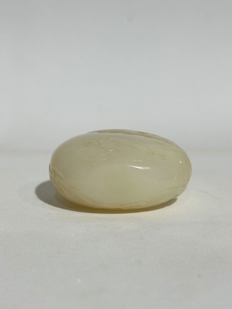 1750-1850 白玉人物紋鼻煙壺、翡翠蓋 | A WHITE JADE 'FIGURE' SNUFF BOTTLE - 图5