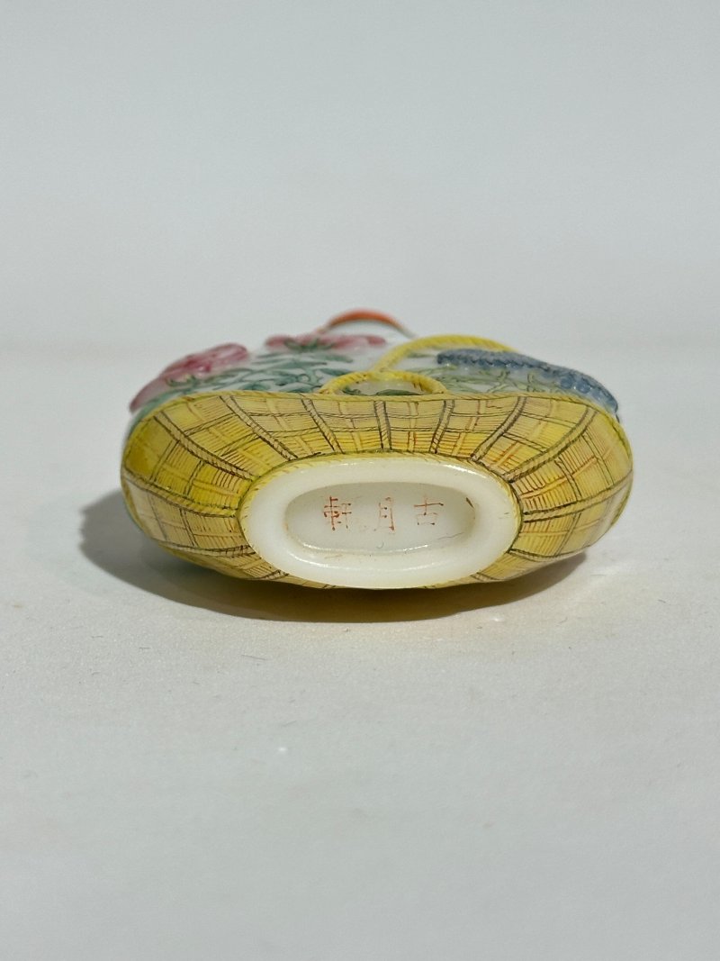 1750-1850 涅白玻璃胎畫琺瑯花籃式鼻煙壺、珊瑚蓋 ⌈古月軒⌋礬紅楷書款 及盒 | AN ENAMELLED GLASS SNUFF BOTTLE - 图5