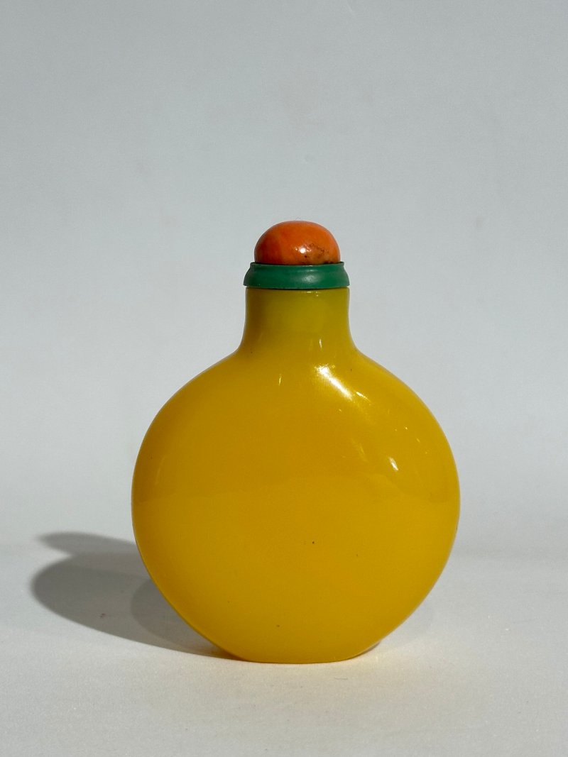 1750-1850 單色黃玻璃鼻煙壺 | AN IMPERIAL-YELLOW GLASS SNUFF BOTTLE - 图8