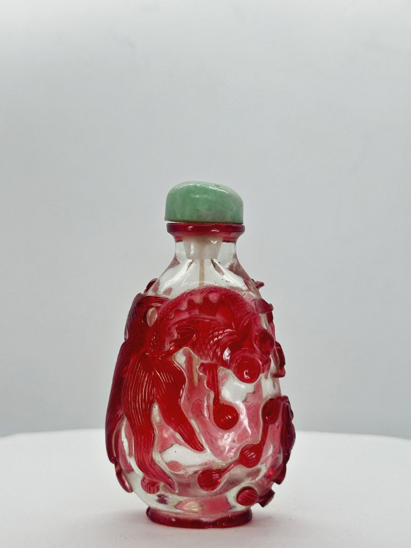 清十九世紀 透明地套紅玻璃金魚紋鼻煙壺、翡翠蓋 | A RED OVERLAY GLASS 'GOLDFISH' SNUFF BOTTLE - 图8