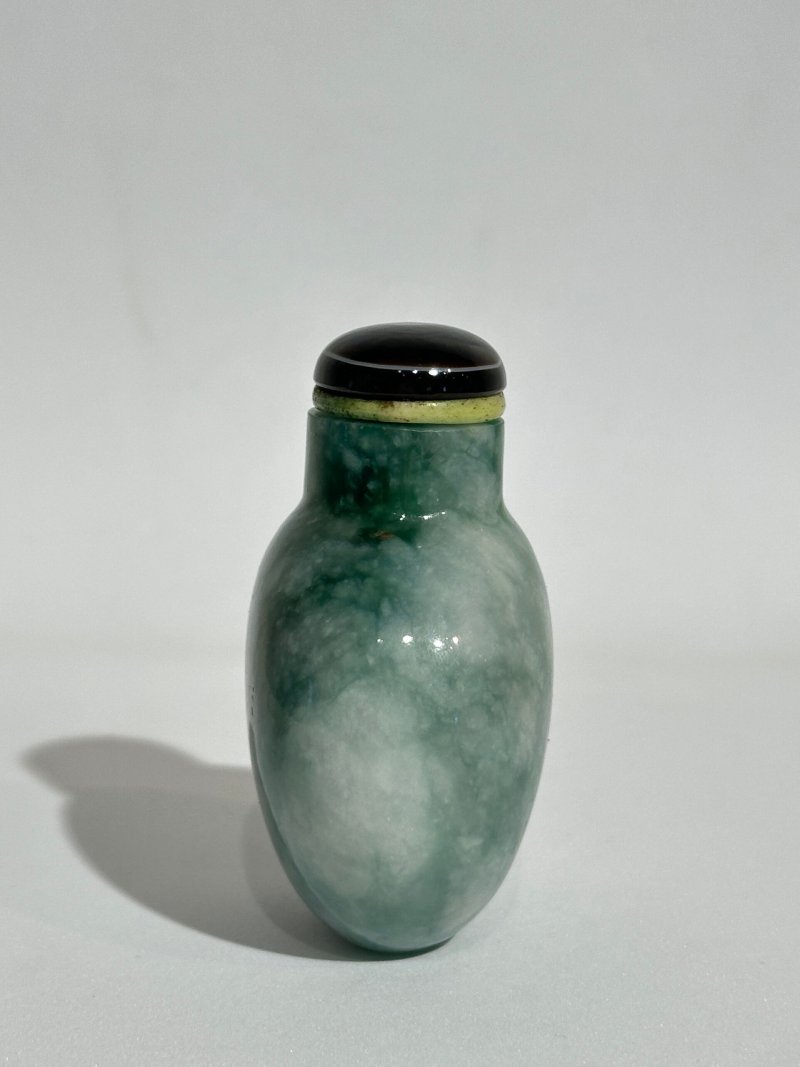 1780-1850 翡翠光素鼻煙壺 | A MOTTLED-GREEN JADEITE SNUFF BOTTLE - 图7