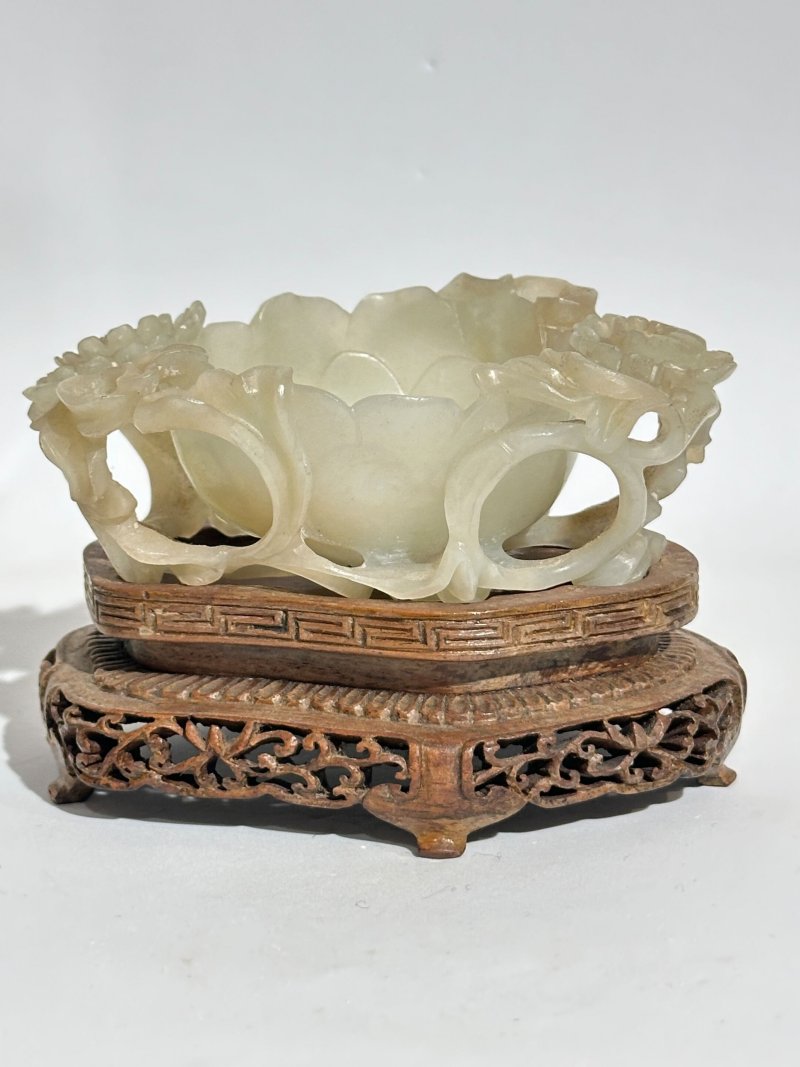 清十八/十九世紀 青白玉玉蘭式洗 及座 | A PALE GREEN JADE 'MAGNOLIA' BRUSH WASHER - 图10