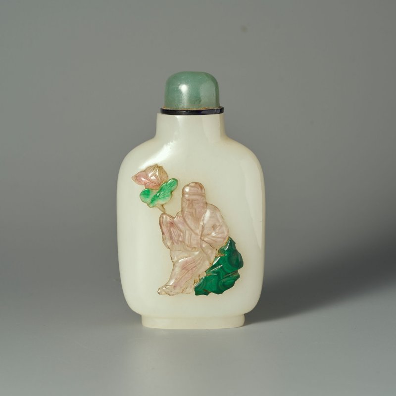（壺）清十八世紀 白玉嵌⌈周敦頤•鉄拐李⌋鼻煙壺 | AN EMBELLISHED WHITE JADE SNUFF BOTTLE - 图1