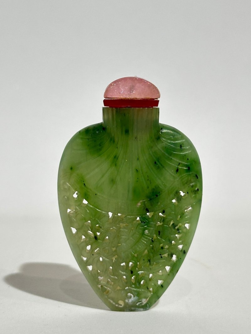 清十九世紀 碧玉鏤雕花卉紋香水瓶 | A RETICULATED SPINACH JADE 'FLORAL' PERFUME BOTTLE - 图8