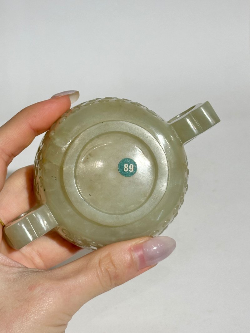 清 青白玉乳釘紋雙耳盃 及座 | A PALE GREEN JADE ARCHAISTIC TWO-HANDLED CUP - 图3