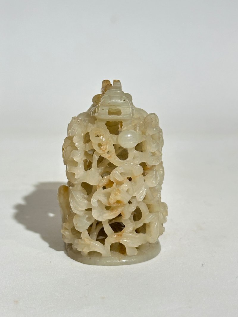 元十三/十四世紀 灰白玉鏤雕穿花龍頂飾 | A GREYISH WHITE JADE 'DRAGON AND CHRYSANTHEMUM' HAT FINIAL - 图6