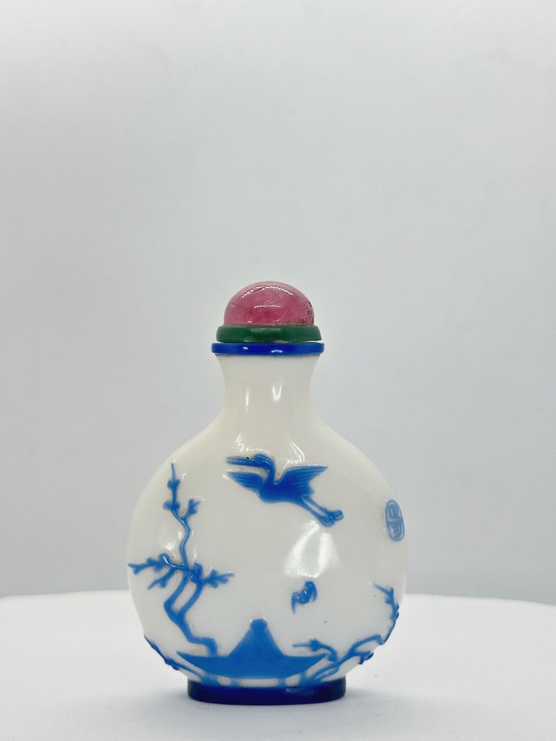 晚清 揚州風格涅白地套藍玻璃⌈日長春初⌋鼻煙壺 ⌈正可⌋款 | A BLUE OVERLAY WHITE GLASS 'BOATING' SNUFF BOTTLE - 图3