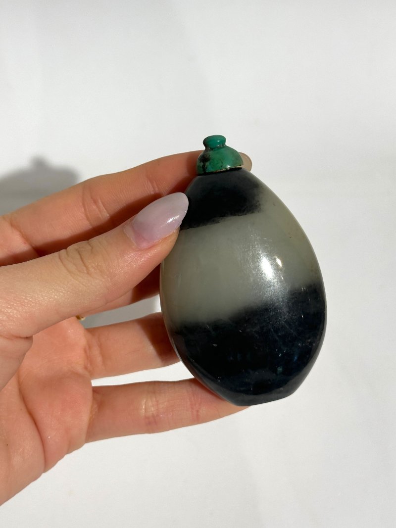 清十九世紀 黑白玉隨形鼻煙壺 | A BLACK AND WHITE JADE 'PEBBLE' SNUFF BOTTLE - 图3