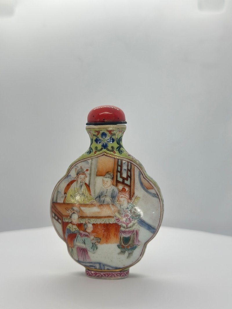 清中期 粉彩人物紋鼻煙壺 | A FAMILLE ROSE PORCELAIN SNUFF BOTTLE - 图10