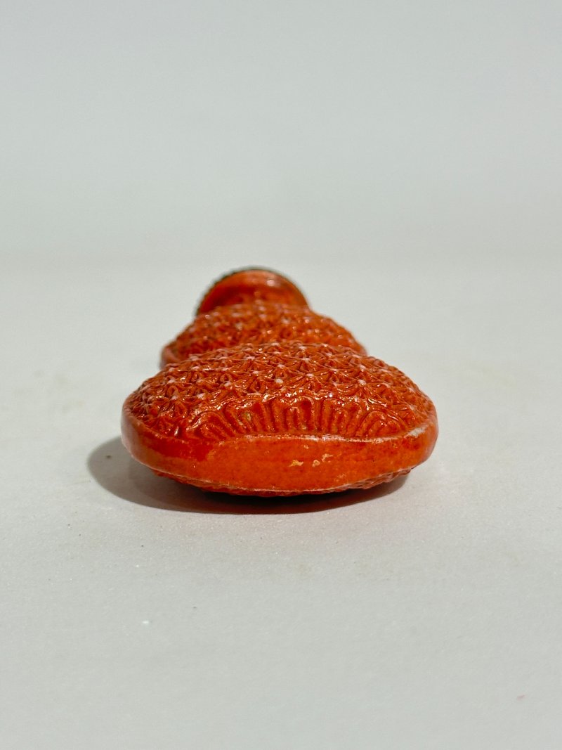 清中期 礬紅彩仿漆模印扁匏形鼻煙壺 | A MOULDED IRON-RED-GLAZED 'GOURD' SNUFF BOTTLE IMITATING LACQUER - 图5