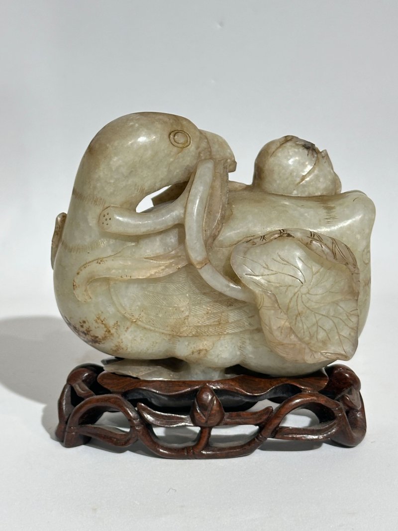 清十九世紀 青白玉⌈寶鴨銜蓮⌋擺件 及座 | A PALE GREEN JADE 'DUCK AND LOTUS' FIGURE GROUP - 图10
