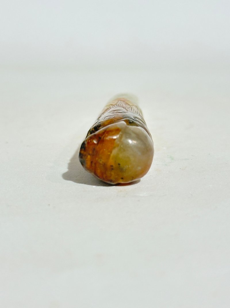 明 白玉帶沁龍首觿 | A WHITE AND RUSSET JADE 'DRAGON' HAIR ORNAMENT, XI - 图5