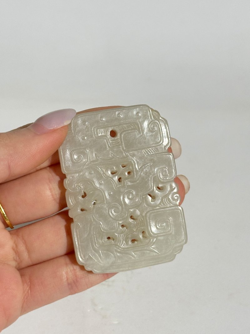 清十八/十九世紀 青白玉鏤雕龍紋牌 及座 | A RETICULATED GREENISH WHITE JADE 'DRAGON' PLAQUE - 图3
