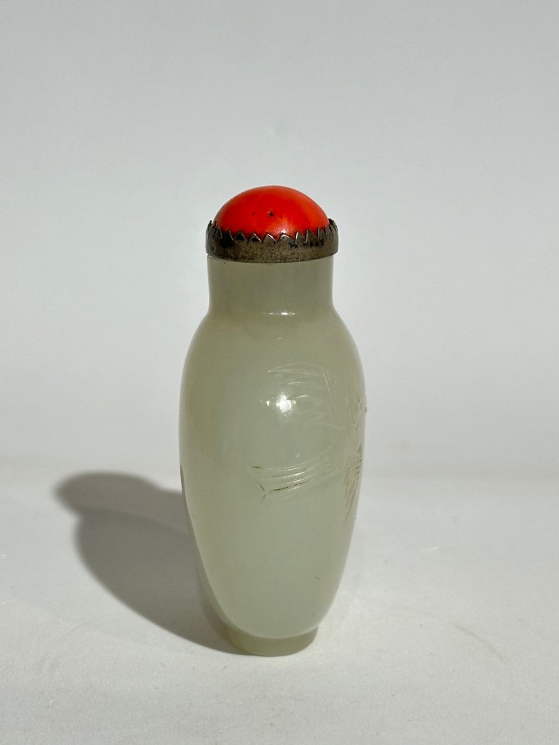 清十九世紀 白玉⌈喜上眉梢⌋鼻煙壺、珊瑚蓋 | A WHITE JADE 'MAGPIE AND PLUM BLOSSOM' SNUFF BOTTLE - 图6