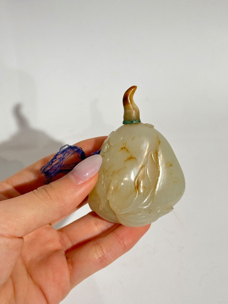 清十九世紀 白玉褐沁⌈福至家業⌋鼻煙壺 | A WHITE JADE 'BAT' SNUFF BOTTLE WITH RUSSET INCLUSION - 图3