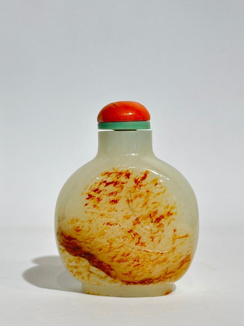 清十九世紀 白玉帶皮巧雕⌈一馬當先⌋鼻煙壺、珊瑚蓋 | A WHITE AND RUSSET JADE 'HORSE AND SEA LANDSCAPE' SNUFF BOTTLE - 图8