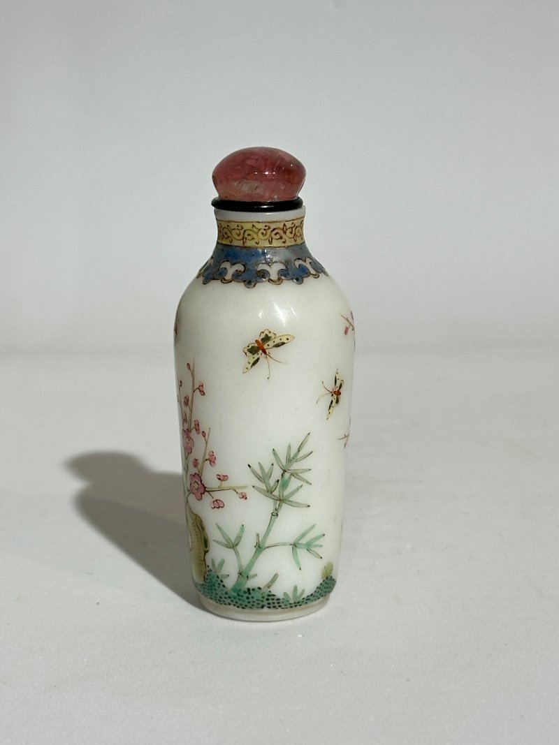 清1767-1799 北京宮廷作坊 涅白玻璃胎畫琺瑯梅花紋鼻煙壺 ⌈古月軒⌋紅料楷書款 及盒 | A FAMILLE ROSE ENAMELLED WHITE GLASS 'PLUM BLOSSOMS' SNUFF BOTTLE - 图7
