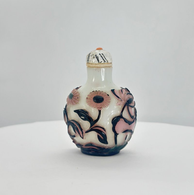 1750-1850 涅白地套三色玻璃菊紋鼻煙壺 髮晶點珊瑚蓋 | A MULTI-COLOUR OVERLAY WHITE GLASS 'FLOWERS' SNUFF BOTTLE - 图11