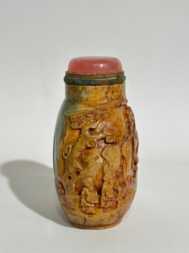 1730-1850 卵石皮浮雕大師流派青玉巧雕⌈松山論道⌋鼻煙壺 | A GREEN AND RUSSET JADE 'LANDSCAPE AND PLUM BLOSSOM' SNUFF BOTTLE - 图7
