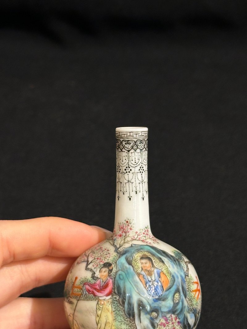 民國 粉彩⌈黛玉葬花⌋小長頸瓶一對 ⌈乾隆年製⌋藍料楷書款 及盒 | A PAIR OF MINIATURE FAMILLE ROSE VASES - 图2