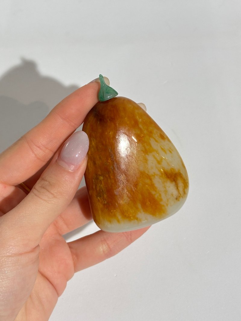 清同治一八六九年 汪鑅作子玉卵石帶皮隨形鼻煙壺、翡翠蓋 | AN INSCRIBED WHITE AND RUSSET JADE 'PEBBLE' SNUFF BOTTLE - 图3