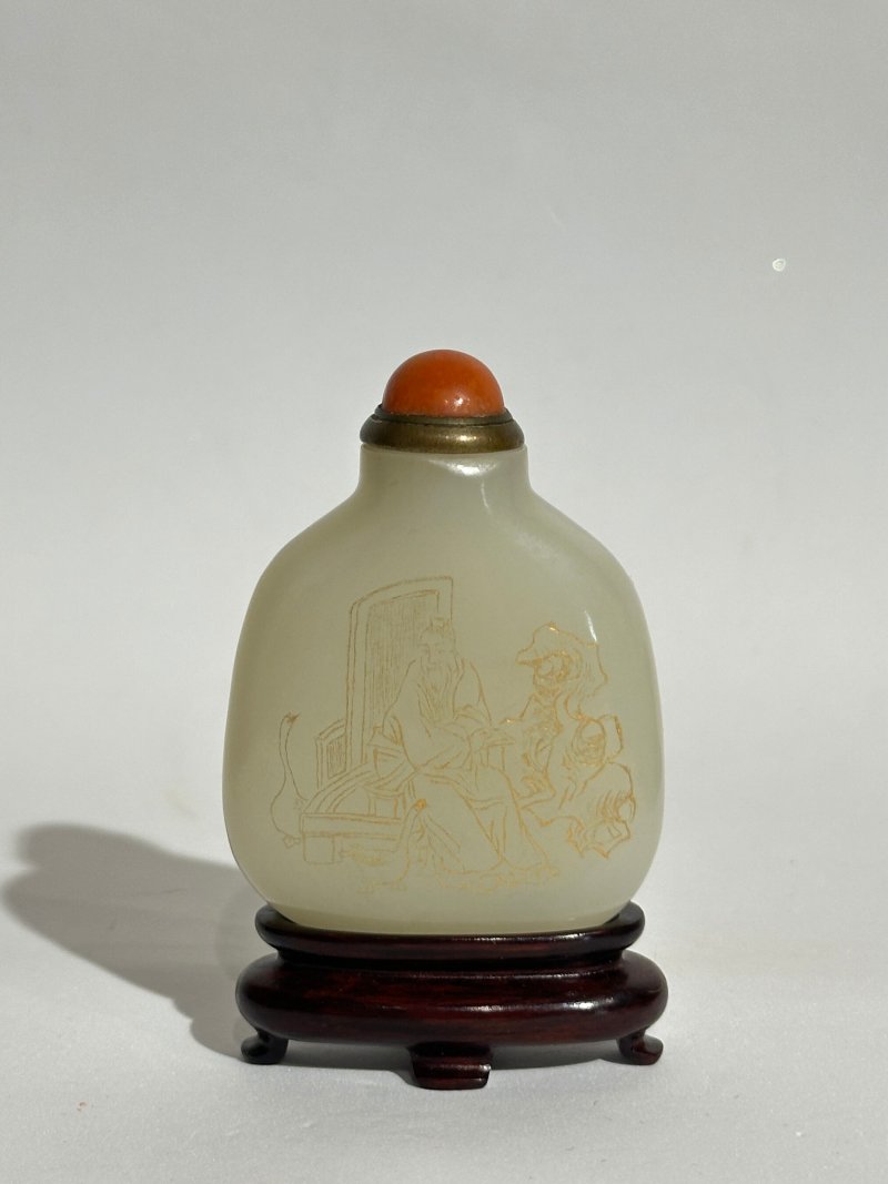清十八/十九世紀 白玉填金⌈羲之愛鵝•謝安圍棋⌋鼻煙壺、珊瑚蓋 及盒 | A GILT AND INCISED WHITE JADE 'SCHOLARS' SNUFF BOTTLE - 图10