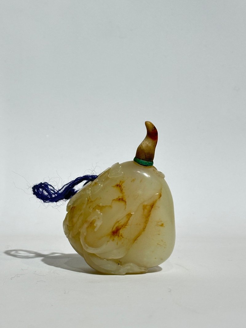 清十九世紀 白玉褐沁⌈福至家業⌋鼻煙壺 | A WHITE JADE 'BAT' SNUFF BOTTLE WITH RUSSET INCLUSION - 图9