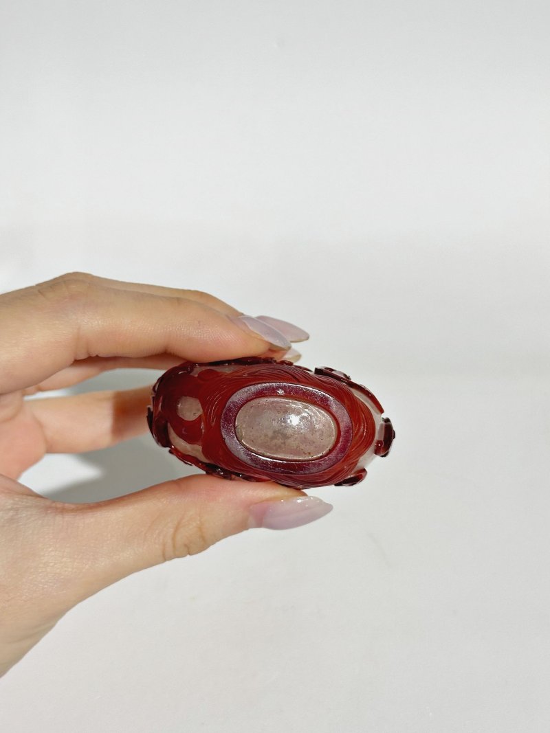 清十九世紀 霏雪地套紅玻璃蝠紋鼻煙壺 | A RED OVERLAY GLASS 'BATS' SNUFF BOTTLE - 图2