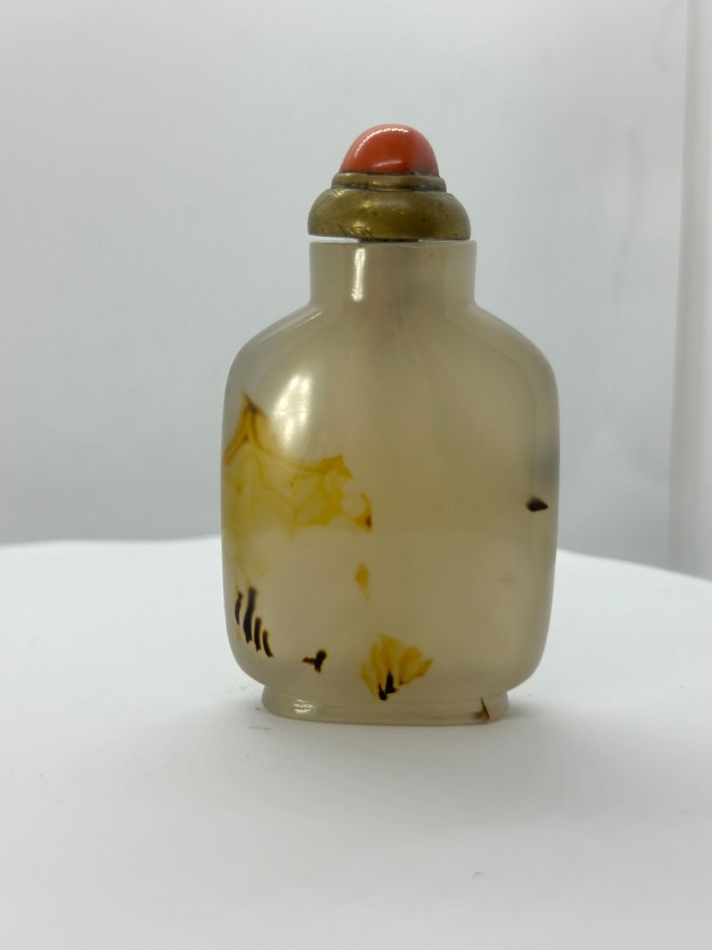 清十八/十九世紀 影瑪瑙⌈靈猴摘桃⌋鼻煙壺、珊瑚蓋 | A CHALCEDONY SHADOW AGATE 'MONKEY AND PEACH' SNUFF BOTTLE - 图7