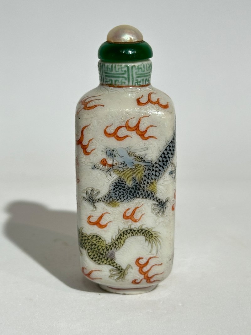 十九世紀 粉彩龍紋鼻煙壺 ⌈乾隆年製⌋青花篆書款 | A FAMILLE ROSE 'DRAGON' SNUFF BOTTLE - 图6