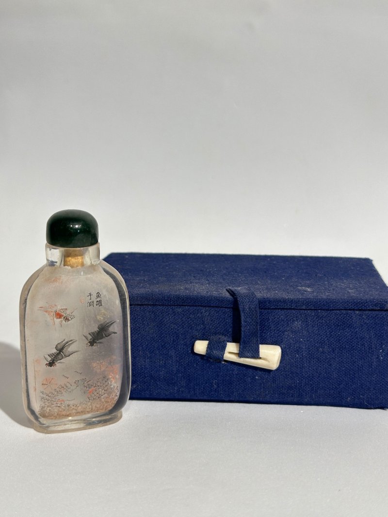 馬少宣作 玻璃內畫「魚躍於淵」鼻煙壺 及盒 一八九八年作 | AN INSIDE PAINTED GLASS 'GOLDFISH' SNUFF BOTTLE - 图2