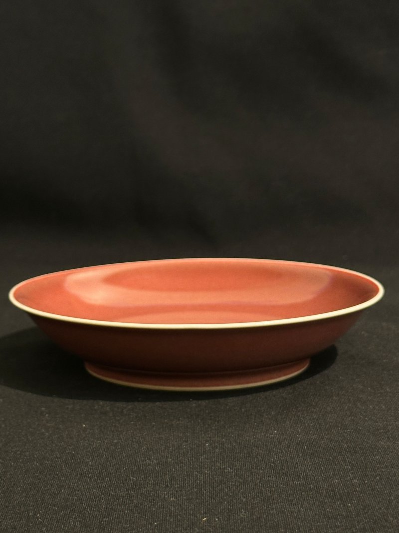（或）清乾隆 祭紅釉碟 ⌈大清乾隆年製⌋青花篆書款 | A SANG-DE-BOEUF-GLAZED DISH - 图4