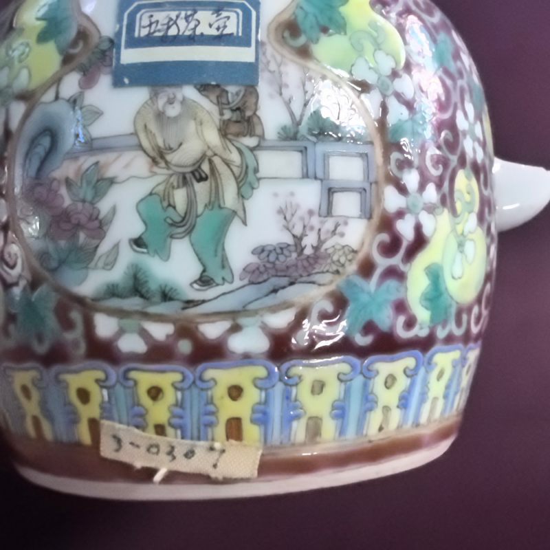 清晚期 胭脂红地粉彩福禄万代开窗人物故事图壶 - 图9
