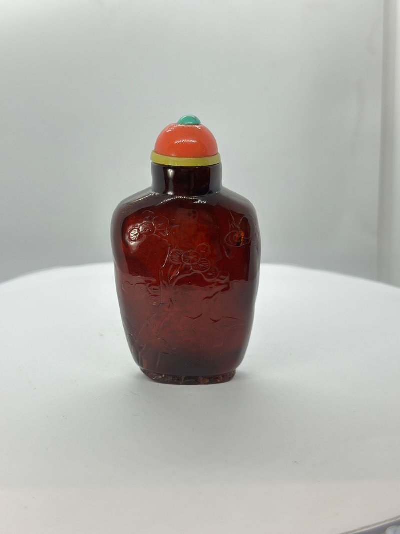 清十九世紀 琥珀⌈松鶴延年⌋鼻煙壺 | AN AMBER 'PINE AND CRANE' SNUFF BOTTLE - 图6