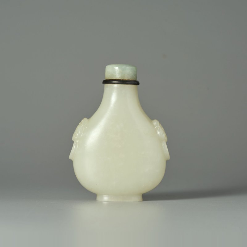 清十九世紀 青白玉光素鋪首銜環耳鼻煙壺、翡翠蓋 | A GREENISH WHITE JADE SNUFF BOTTLE - 图1
