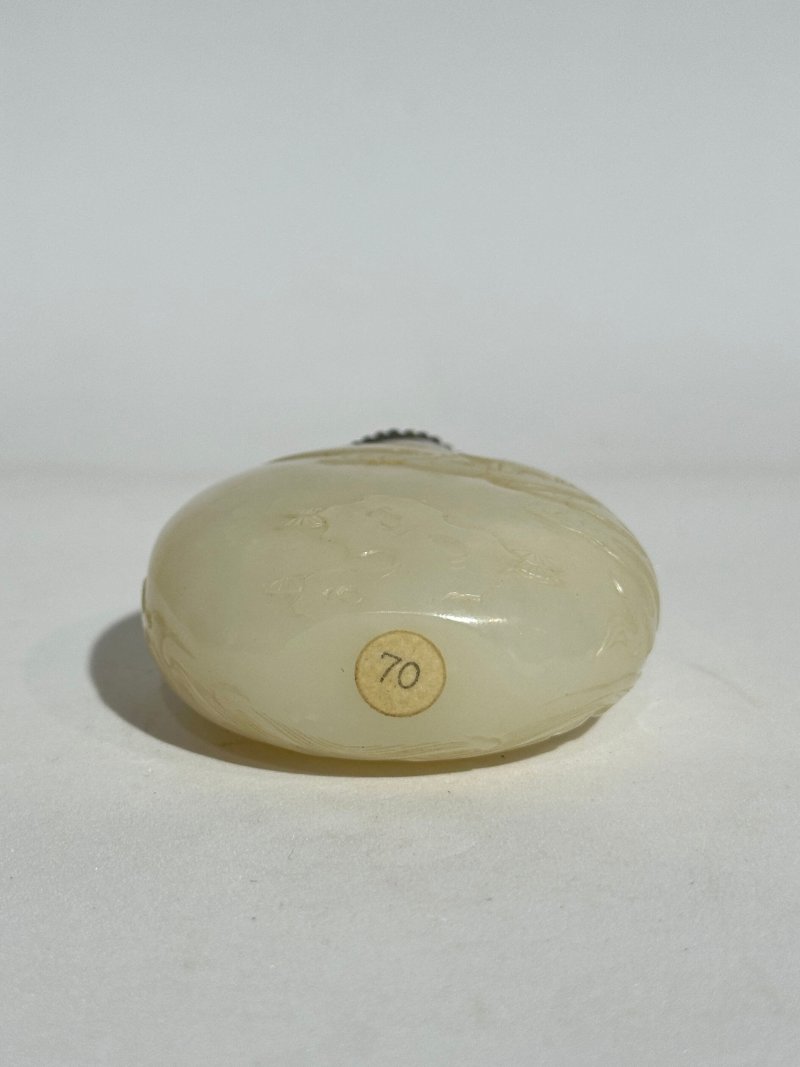 1750-1850 白玉人物紋鼻煙壺、翡翠蓋 | A WHITE JADE 'FIGURE' SNUFF BOTTLE - 图6
