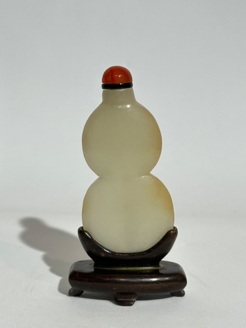 清十九世紀 白玉褐沁葫蘆形鼻煙壺 及座 | A WHITE JADE 'DOUBLE GOURD' SNUFF BOTTLE WITH PALE RUSSET INCLUSIONS - 图8