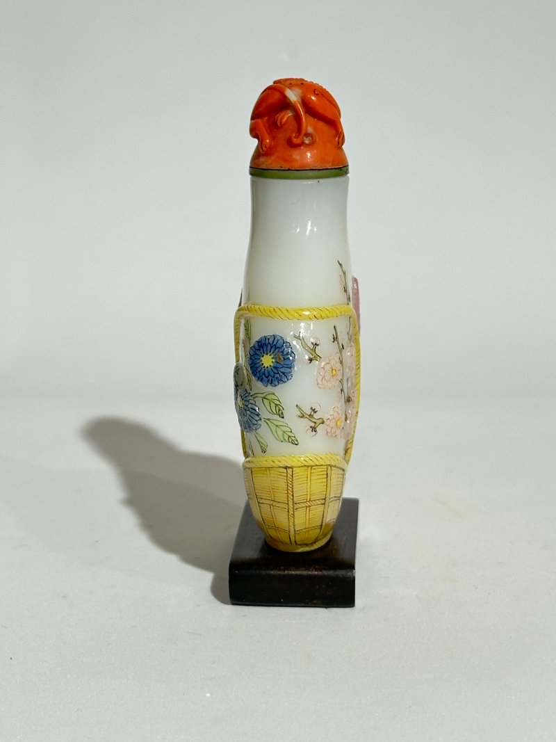 1750-1850 涅白玻璃胎畫琺瑯花籃式鼻煙壺、珊瑚蓋 ⌈古月軒⌋礬紅楷書款 及盒 | AN ENAMELLED GLASS SNUFF BOTTLE - 图6