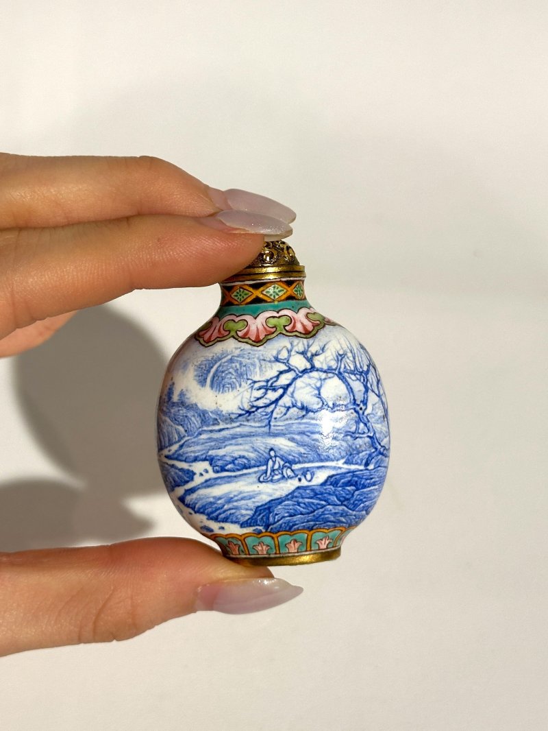 銅胎畫琺瑯⌈明式山水⌋鼻煙壺 ⌈乾隆年製⌋藍釉楷書款 | A PAINTED ENAMEL 'BLUE LANDSCAPE' SNUFF BOTTLE - 图3