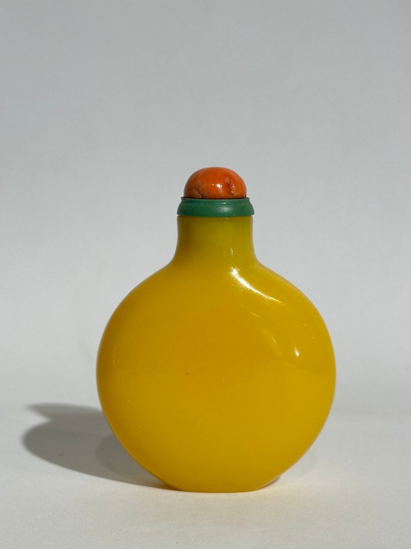 1750-1850 單色黃玻璃鼻煙壺 | AN IMPERIAL-YELLOW GLASS SNUFF BOTTLE - 图9