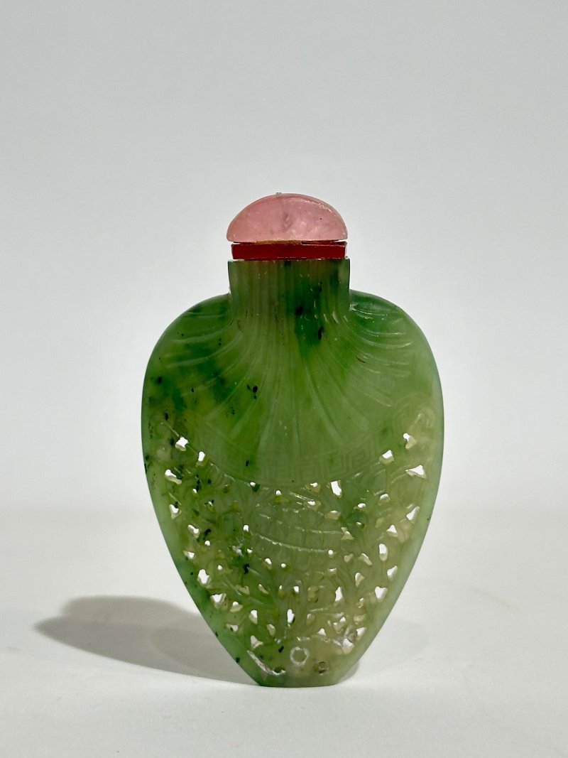清十九世紀 碧玉鏤雕花卉紋香水瓶 | A RETICULATED SPINACH JADE 'FLORAL' PERFUME BOTTLE - 图9