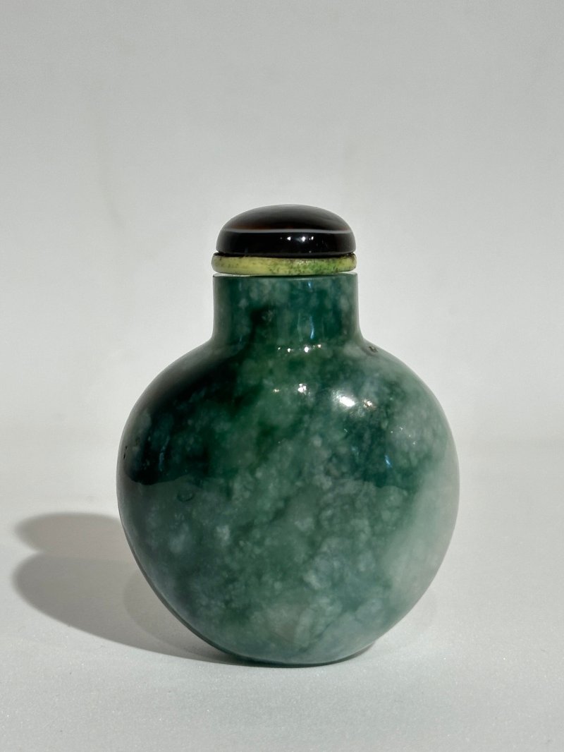 1780-1850 翡翠光素鼻煙壺 | A MOTTLED-GREEN JADEITE SNUFF BOTTLE - 图8