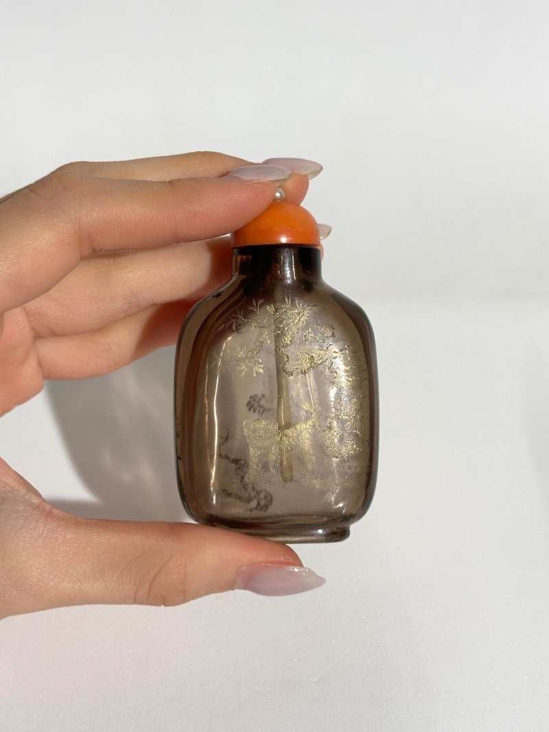清十八/十九世紀 煙晶填金⌈松鶴延年⌋鼻煙壺 | A GILT-DECORATED SMOKY QUARTZ 'CRANE AND PINE' SNUFF BOTTLE - 图3
