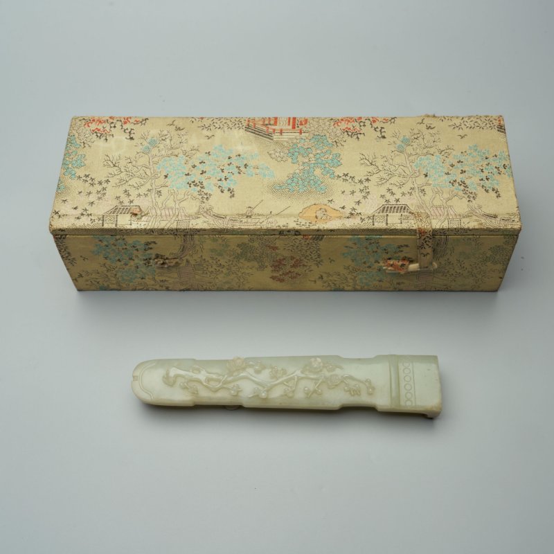 清十八世紀 青白玉雕梅花紋琴式擺件 及錦盒 | A PALE GREEN JADE 'PLUM BLOSSOM' CARVING IN THE SHAPE OF A ZITHER, GUQIN - 图9